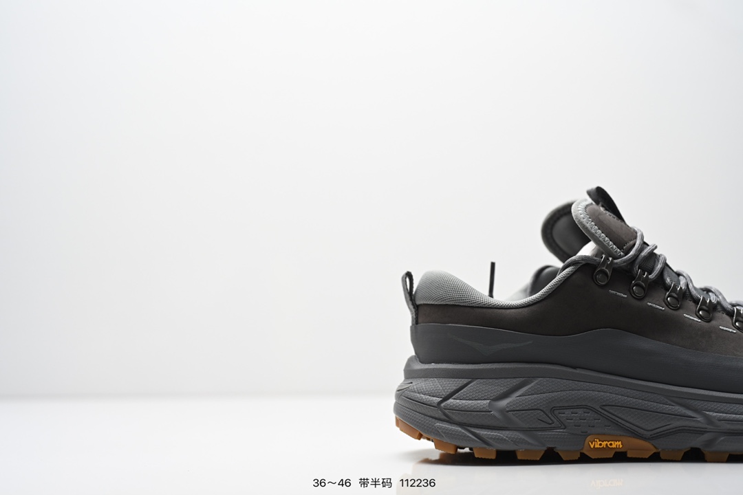 💰180 HOKA U TOR SUMMIT 耐磨減震低帮户外功能运动鞋 具有品着的重量与坐垫比 可提供顶级性能和顶级毛绒 这款低帮徒步旅行者采用带 SwallowTail™ 几何形状的HUBBLE® 鞋跟进行了更新 配备带牵引凸耳的 Vibram® Megagrip 以增加地面接触 这款开创性款式精心制作 采用0GORE-TEX 鞋类面料和再生纺织品 Size:如图所示 编号:112236