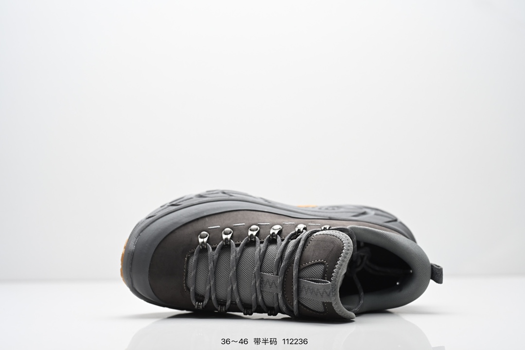 💰180 HOKA U TOR SUMMIT 耐磨減震低帮户外功能运动鞋 具有品着的重量与坐垫比 可提供顶级性能和顶级毛绒 这款低帮徒步旅行者采用带 SwallowTail™ 几何形状的HUBBLE® 鞋跟进行了更新 配备带牵引凸耳的 Vibram® Megagrip 以增加地面接触 这款开创性款式精心制作 采用0GORE-TEX 鞋类面料和再生纺织品 Size:如图所示 编号:112236