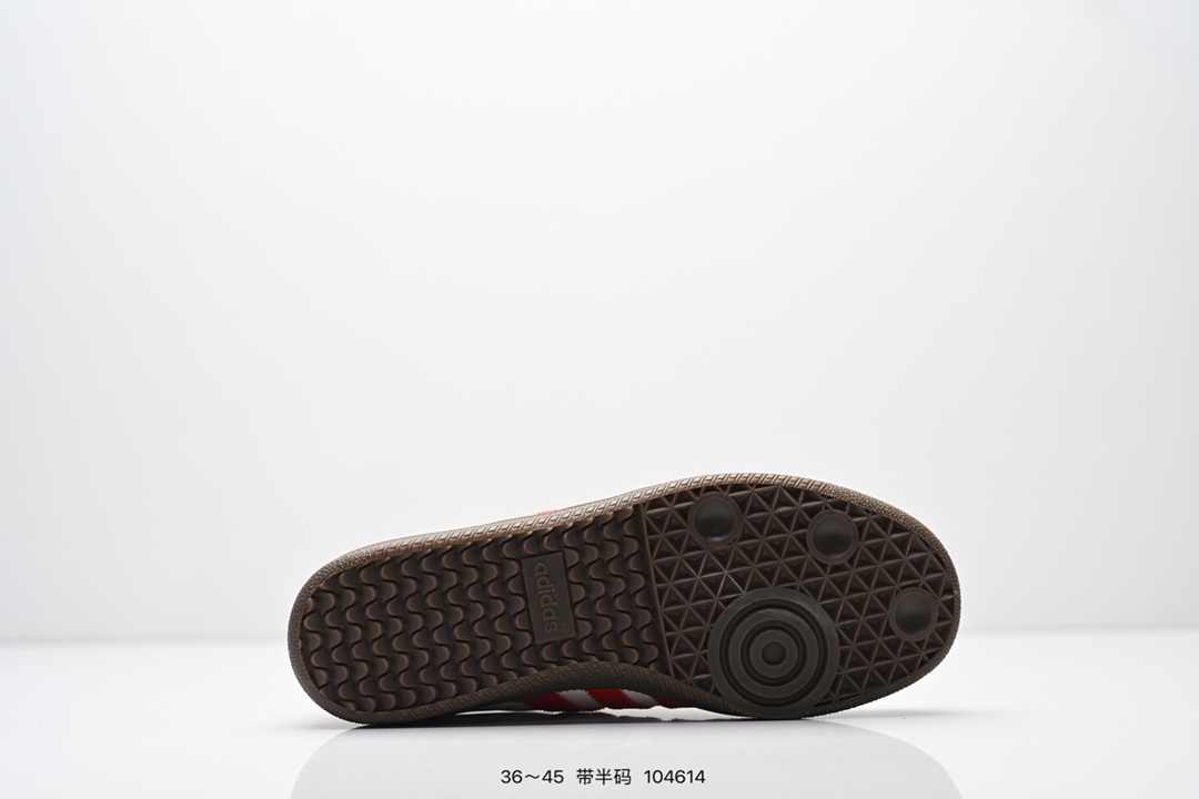 💰70
阿迪达斯 Original Samba OG 复古经典轻便板鞋 口碑大厂出品 品控大底版型不断改良更新 全套原纸板楦头开发 确保原汁原味 完美呈现版型 一比一鞋头弧度高度鞋身弧度 此版本只针对中端市场 皮料材质有所更替 其他数据细节工艺流程均保持一致 绝不口嗨 细节品控鞋型随意对比 正确烫金高频细节 原装纳米超迁皮料 独家私模橡胶大底 原盒原配 这款桑巴鞋展示了高质量的工艺 带有装饰的超锁缝制和无缝的手感 柔软、柔软的皮革造型和标志性的3条纹完成了精致的外观 正规合身鞋带 鞋面上有绒面鞋垫 橡胶鞋底 享受正畸套筒软感 自50年代首次亮相以来就一直在赢得粉丝的青睐 
货号：ID0478 
SIZE：36 36.5 37.5 38 38.5 39 40 40.5 41 42 42.5 43 44 44.5 45
编码：104614