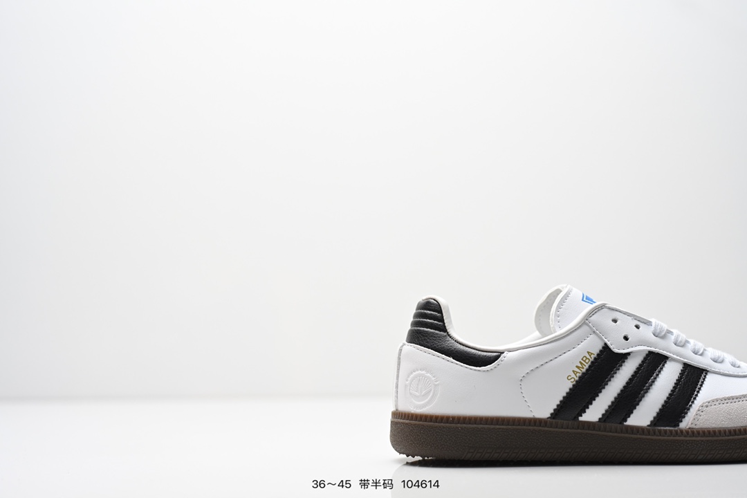 💰70
阿迪达斯 Original Samba OG 复古经典轻便板鞋 口碑大厂出品 品控大底版型不断改良更新 全套原纸板楦头开发 确保原汁原味 完美呈现版型 一比一鞋头弧度高度鞋身弧度 此版本只针对中端市场 皮料材质有所更替 其他数据细节工艺流程均保持一致 绝不口嗨 细节品控鞋型随意对比 正确烫金高频细节 原装纳米超迁皮料 独家私模橡胶大底 原盒原配 这款桑巴鞋展示了高质量的工艺 带有装饰的超锁缝制和无缝的手感 柔软、柔软的皮革造型和标志性的3条纹完成了精致的外观 正规合身鞋带 鞋面上有绒面鞋垫 橡胶鞋底 享受正畸套筒软感 自50年代首次亮相以来就一直在赢得粉丝的青睐 
货号：ID0478 
SIZE：36 36.5 37.5 38 38.5 39 40 40.5 41 42 42.5 43 44 44.5 45
编码：104614