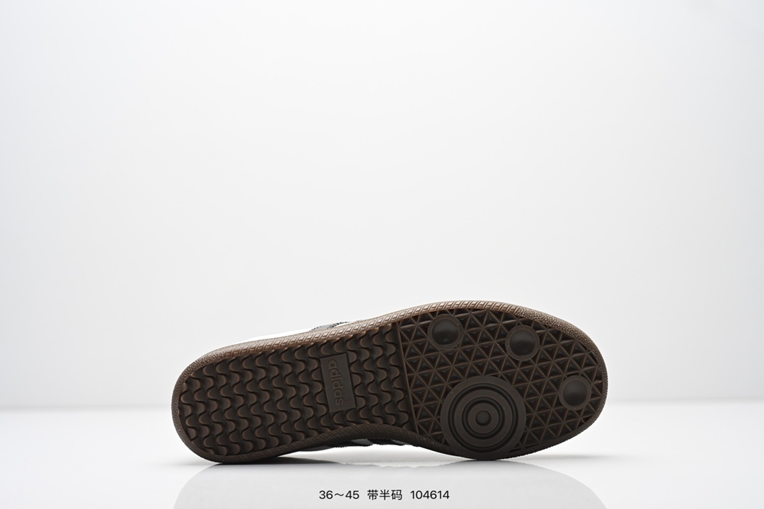 💰70
阿迪达斯 Original Samba OG 复古经典轻便板鞋 口碑大厂出品 品控大底版型不断改良更新 全套原纸板楦头开发 确保原汁原味 完美呈现版型 一比一鞋头弧度高度鞋身弧度 此版本只针对中端市场 皮料材质有所更替 其他数据细节工艺流程均保持一致 绝不口嗨 细节品控鞋型随意对比 正确烫金高频细节 原装纳米超迁皮料 独家私模橡胶大底 原盒原配 这款桑巴鞋展示了高质量的工艺 带有装饰的超锁缝制和无缝的手感 柔软、柔软的皮革造型和标志性的3条纹完成了精致的外观 正规合身鞋带 鞋面上有绒面鞋垫 橡胶鞋底 享受正畸套筒软感 自50年代首次亮相以来就一直在赢得粉丝的青睐 
货号：ID0478 
SIZE：36 36.5 37.5 38 38.5 39 40 40.5 41 42 42.5 43 44 44.5 45
编码：104614