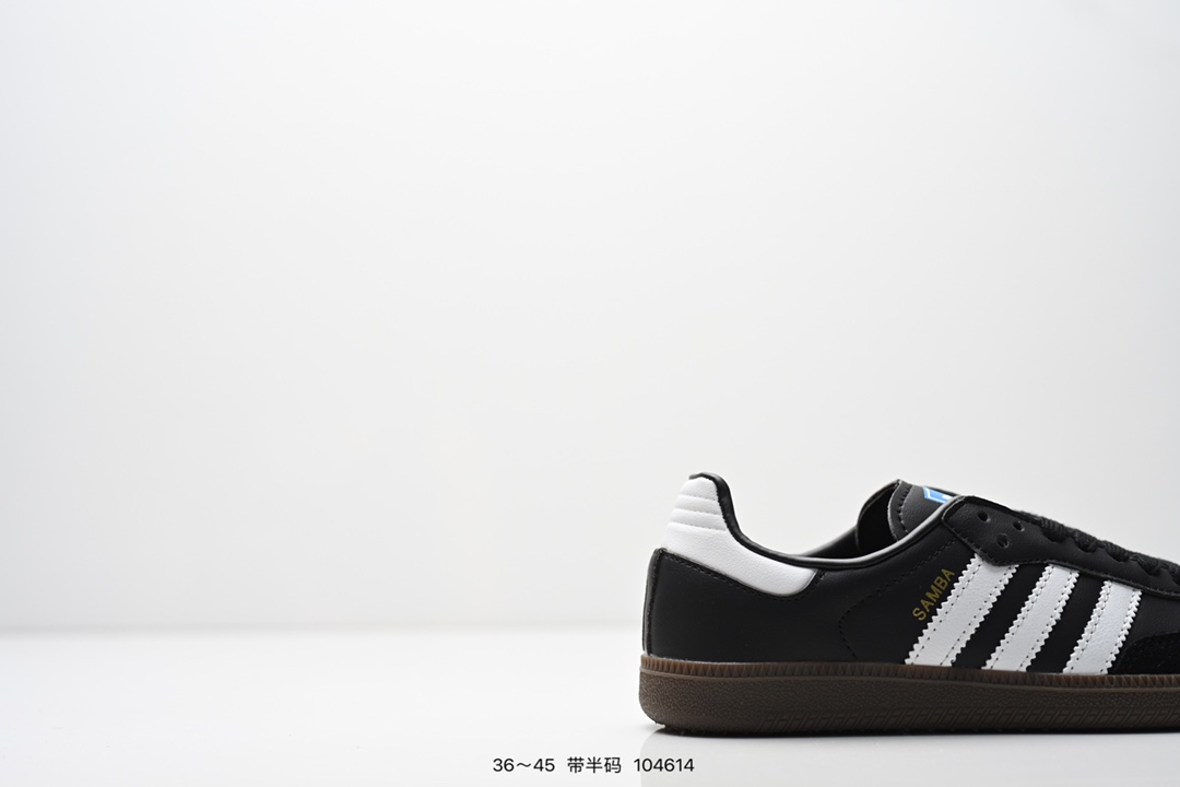 💰70
阿迪达斯 Original Samba OG 复古经典轻便板鞋 口碑大厂出品 品控大底版型不断改良更新 全套原纸板楦头开发 确保原汁原味 完美呈现版型 一比一鞋头弧度高度鞋身弧度 此版本只针对中端市场 皮料材质有所更替 其他数据细节工艺流程均保持一致 绝不口嗨 细节品控鞋型随意对比 正确烫金高频细节 原装纳米超迁皮料 独家私模橡胶大底 原盒原配 这款桑巴鞋展示了高质量的工艺 带有装饰的超锁缝制和无缝的手感 柔软、柔软的皮革造型和标志性的3条纹完成了精致的外观 正规合身鞋带 鞋面上有绒面鞋垫 橡胶鞋底 享受正畸套筒软感 自50年代首次亮相以来就一直在赢得粉丝的青睐 
货号：ID0478 
SIZE：36 36.5 37.5 38 38.5 39 40 40.5 41 42 42.5 43 44 44.5 45
编码：104614