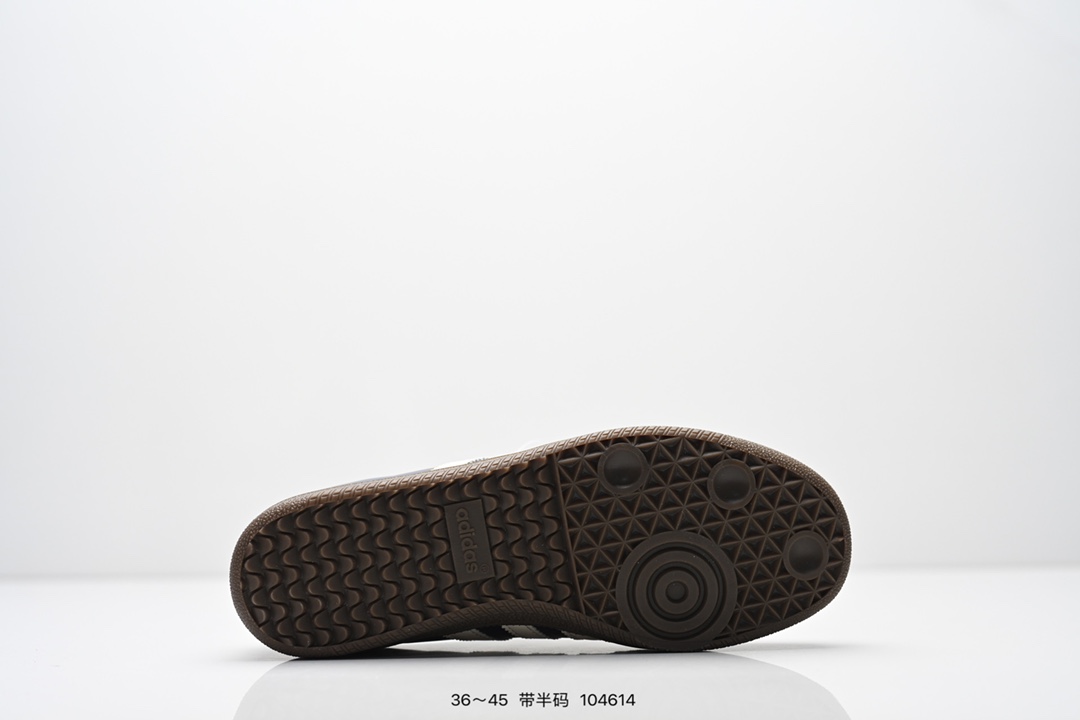 💰70
阿迪达斯 Original Samba OG 复古经典轻便板鞋 口碑大厂出品 品控大底版型不断改良更新 全套原纸板楦头开发 确保原汁原味 完美呈现版型 一比一鞋头弧度高度鞋身弧度 此版本只针对中端市场 皮料材质有所更替 其他数据细节工艺流程均保持一致 绝不口嗨 细节品控鞋型随意对比 正确烫金高频细节 原装纳米超迁皮料 独家私模橡胶大底 原盒原配 这款桑巴鞋展示了高质量的工艺 带有装饰的超锁缝制和无缝的手感 柔软、柔软的皮革造型和标志性的3条纹完成了精致的外观 正规合身鞋带 鞋面上有绒面鞋垫 橡胶鞋底 享受正畸套筒软感 自50年代首次亮相以来就一直在赢得粉丝的青睐 
货号：ID0478 
SIZE：36 36.5 37.5 38 38.5 39 40 40.5 41 42 42.5 43 44 44.5 45
编码：104614