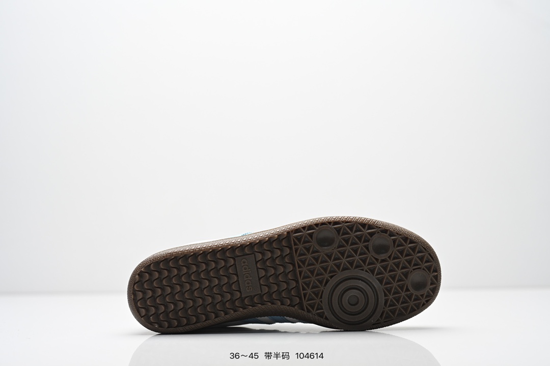 💰70
阿迪达斯 Original Samba OG 复古经典轻便板鞋 口碑大厂出品 品控大底版型不断改良更新 全套原纸板楦头开发 确保原汁原味 完美呈现版型 一比一鞋头弧度高度鞋身弧度 此版本只针对中端市场 皮料材质有所更替 其他数据细节工艺流程均保持一致 绝不口嗨 细节品控鞋型随意对比 正确烫金高频细节 原装纳米超迁皮料 独家私模橡胶大底 原盒原配 这款桑巴鞋展示了高质量的工艺 带有装饰的超锁缝制和无缝的手感 柔软、柔软的皮革造型和标志性的3条纹完成了精致的外观 正规合身鞋带 鞋面上有绒面鞋垫 橡胶鞋底 享受正畸套筒软感 自50年代首次亮相以来就一直在赢得粉丝的青睐 
货号：ID0478 
SIZE：36 36.5 37.5 38 38.5 39 40 40.5 41 42 42.5 43 44 44.5 45
编码：104614