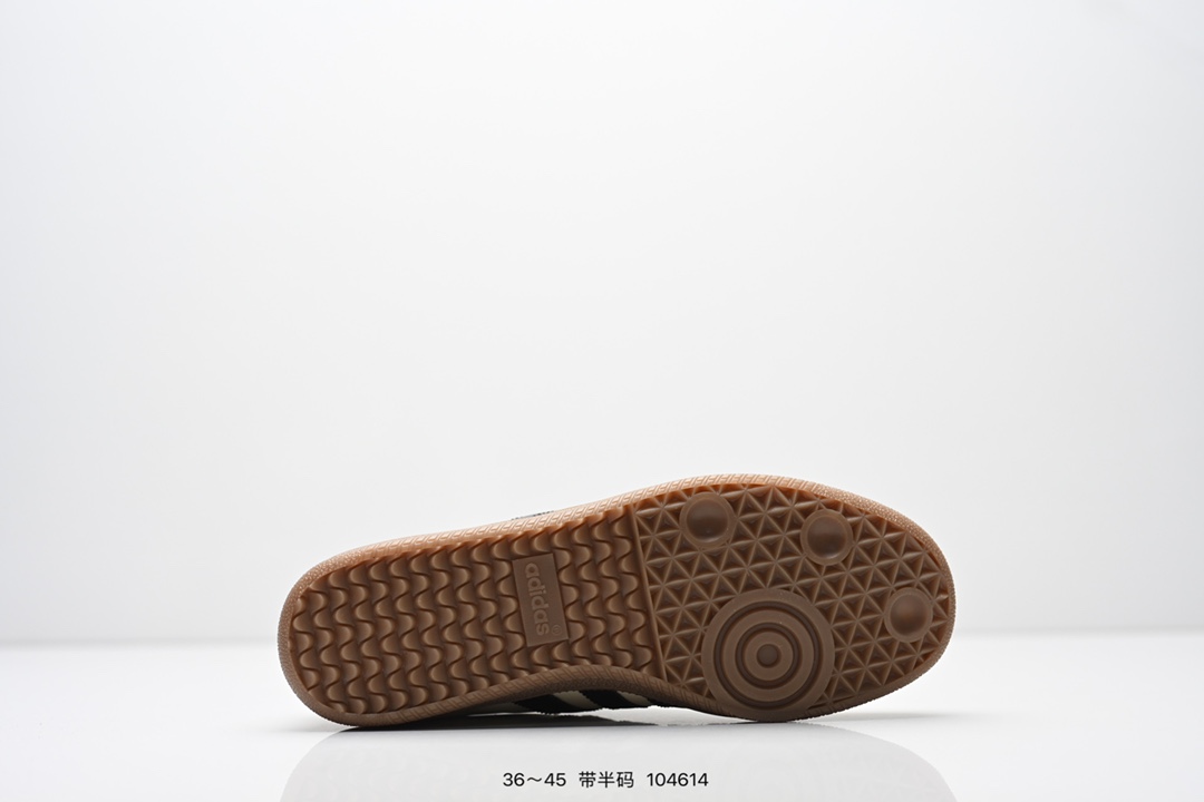 💰70
阿迪达斯 Original Samba OG 复古经典轻便板鞋 口碑大厂出品 品控大底版型不断改良更新 全套原纸板楦头开发 确保原汁原味 完美呈现版型 一比一鞋头弧度高度鞋身弧度 此版本只针对中端市场 皮料材质有所更替 其他数据细节工艺流程均保持一致 绝不口嗨 细节品控鞋型随意对比 正确烫金高频细节 原装纳米超迁皮料 独家私模橡胶大底 原盒原配 这款桑巴鞋展示了高质量的工艺 带有装饰的超锁缝制和无缝的手感 柔软、柔软的皮革造型和标志性的3条纹完成了精致的外观 正规合身鞋带 鞋面上有绒面鞋垫 橡胶鞋底 享受正畸套筒软感 自50年代首次亮相以来就一直在赢得粉丝的青睐 
货号：ID0478 
SIZE：36 36.5 37.5 38 38.5 39 40 40.5 41 42 42.5 43 44 44.5 45
编码：104614