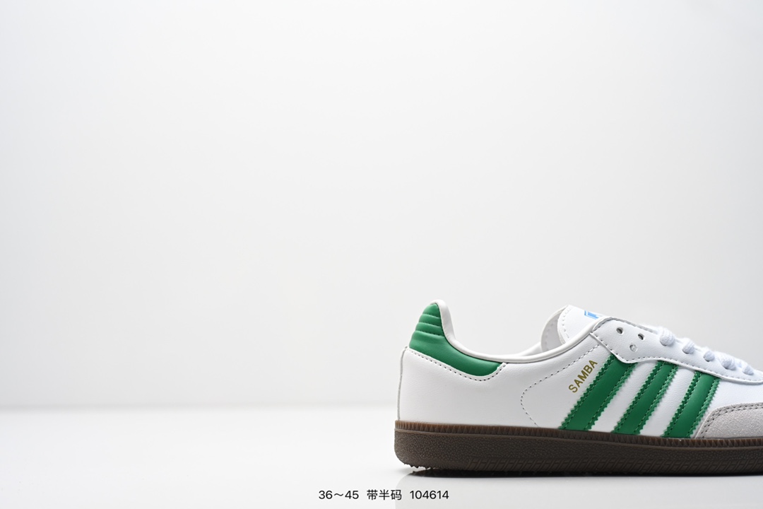 💰70
阿迪达斯 Original Samba OG 复古经典轻便板鞋 口碑大厂出品 品控大底版型不断改良更新 全套原纸板楦头开发 确保原汁原味 完美呈现版型 一比一鞋头弧度高度鞋身弧度 此版本只针对中端市场 皮料材质有所更替 其他数据细节工艺流程均保持一致 绝不口嗨 细节品控鞋型随意对比 正确烫金高频细节 原装纳米超迁皮料 独家私模橡胶大底 原盒原配 这款桑巴鞋展示了高质量的工艺 带有装饰的超锁缝制和无缝的手感 柔软、柔软的皮革造型和标志性的3条纹完成了精致的外观 正规合身鞋带 鞋面上有绒面鞋垫 橡胶鞋底 享受正畸套筒软感 自50年代首次亮相以来就一直在赢得粉丝的青睐 
货号：ID0478 
SIZE：36 36.5 37.5 38 38.5 39 40 40.5 41 42 42.5 43 44 44.5 45
编码：104614