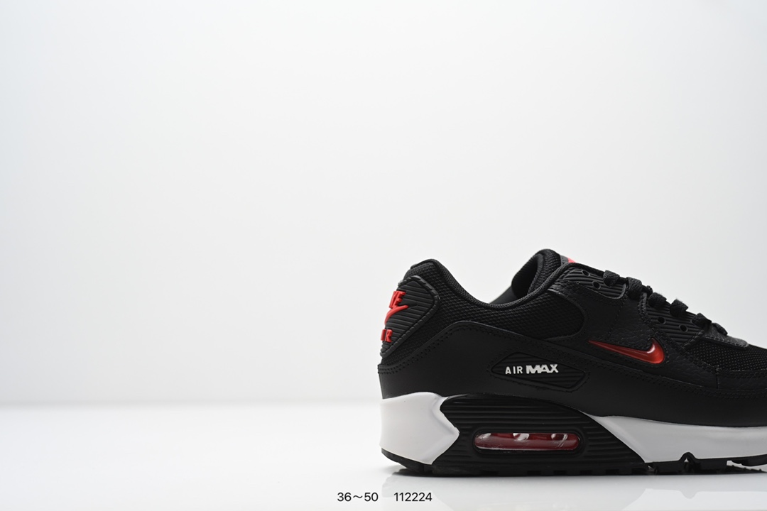💰120
NIKE耐克运动鞋 Air max 90 健身运动跑鞋休闲鞋 复古风十足!Air Max 90 作为 Nike 旗下最经典的鞋型之一,凭借着百搭的造型,获得众多鞋迷们的喜爱。鞋面采用皮革、网眼布和麂皮材质打造,带来不俗质感的同时还有一定的透气性。最后开窗式 Air Max 气垫收尾,完善整双鞋设计。nike air max 90类鞋子 鞋后跟较高,减震效果出奇的好(鞋跟处有气垫)由于后跟高于前跟,便于跑步。鞋底采用华夫格橡胶底,抓地力确实强悍。气垫的吸震效果极佳,响应也很棒,再加上非常耐用。Nikeairmax90的鞋可以用来跑步,原本就是复古跑步鞋。运动时也耐穿的,这款鞋子够结实。
类型:男鞋
货号:CN8490
尺码:36~50
编码: 112224