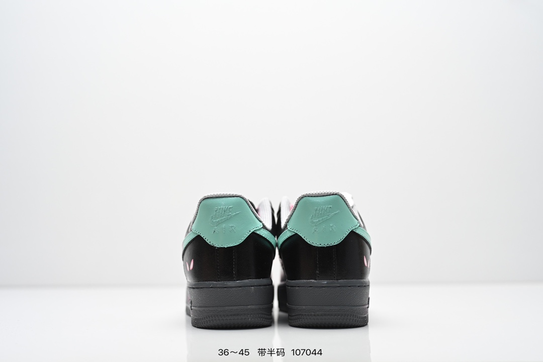 💰260
Nike Air Force 1 ’07 空军一号低帮百搭休闲运动板鞋。柔软、弹性十足的缓震性能和出色的中底设计，横跨复古与现代的外型结合，造就出风靡全球三十多年的Force 1，直到今天还深受青睐。
货号：315122 111
尺码：36～45带半码
编码：107044