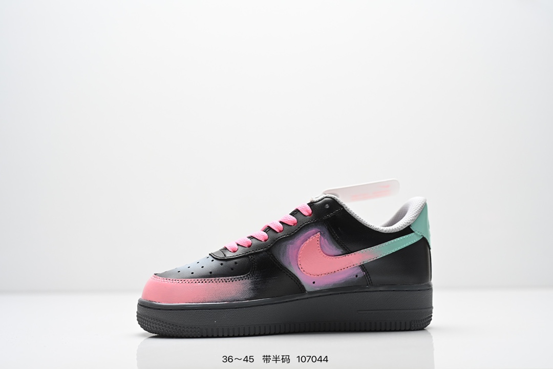 💰260
Nike Air Force 1 ’07 空军一号低帮百搭休闲运动板鞋。柔软、弹性十足的缓震性能和出色的中底设计，横跨复古与现代的外型结合，造就出风靡全球三十多年的Force 1，直到今天还深受青睐。
货号：315122 111
尺码：36～45带半码
编码：107044