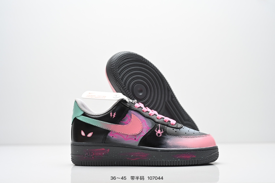 💰260
Nike Air Force 1 ’07 空军一号低帮百搭休闲运动板鞋。柔软、弹性十足的缓震性能和出色的中底设计，横跨复古与现代的外型结合，造就出风靡全球三十多年的Force 1，直到今天还深受青睐。
货号：315122 111
尺码：36～45带半码
编码：107044