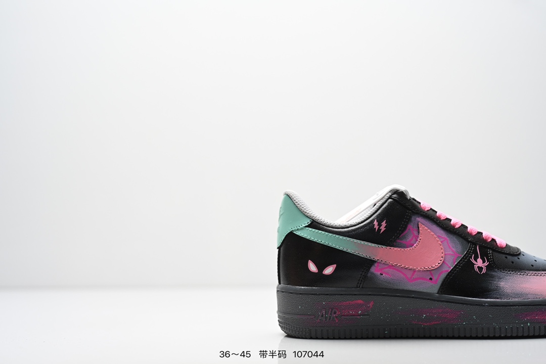 💰260
Nike Air Force 1 ’07 空军一号低帮百搭休闲运动板鞋。柔软、弹性十足的缓震性能和出色的中底设计，横跨复古与现代的外型结合，造就出风靡全球三十多年的Force 1，直到今天还深受青睐。
货号：315122 111
尺码：36～45带半码
编码：107044