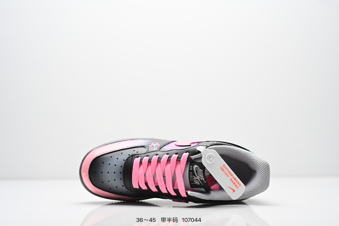 💰260
Nike Air Force 1 ’07 空军一号低帮百搭休闲运动板鞋。柔软、弹性十足的缓震性能和出色的中底设计，横跨复古与现代的外型结合，造就出风靡全球三十多年的Force 1，直到今天还深受青睐。
货号：315122 111
尺码：36～45带半码
编码：107044