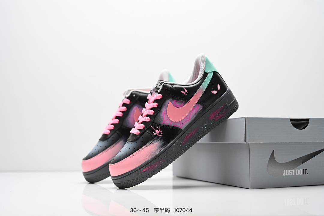 💰260
Nike Air Force 1 ’07 空军一号低帮百搭休闲运动板鞋。柔软、弹性十足的缓震性能和出色的中底设计，横跨复古与现代的外型结合，造就出风靡全球三十多年的Force 1，直到今天还深受青睐。
货号：315122 111
尺码：36～45带半码
编码：107044