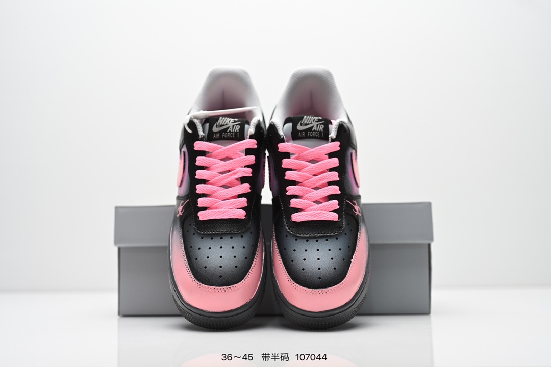 💰260
Nike Air Force 1 ’07 空军一号低帮百搭休闲运动板鞋。柔软、弹性十足的缓震性能和出色的中底设计，横跨复古与现代的外型结合，造就出风靡全球三十多年的Force 1，直到今天还深受青睐。
货号：315122 111
尺码：36～45带半码
编码：107044