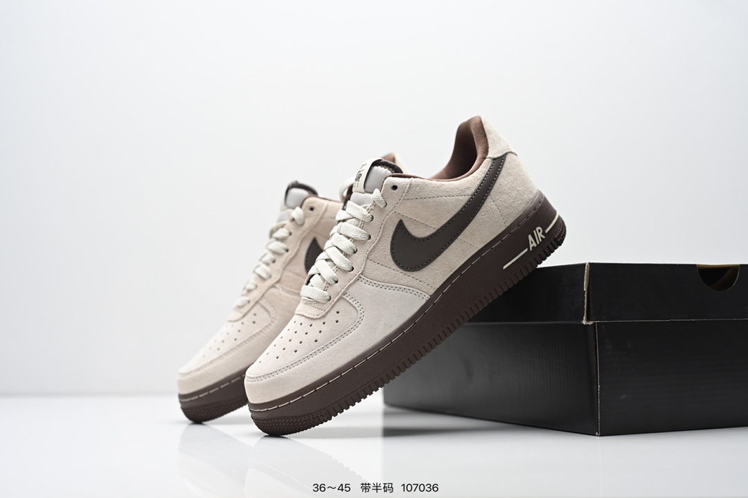 💰220
耐克Nike Air Force 1 Low  空军一号低帮百搭休闲运动板鞋。柔软、弹性十足的缓震性能和出色的中底设计，横跨复古与现代的外型结合，造就出风靡全球三十多年的Force 1
尺码：如图所示
编码：107036
货号：HQ3485