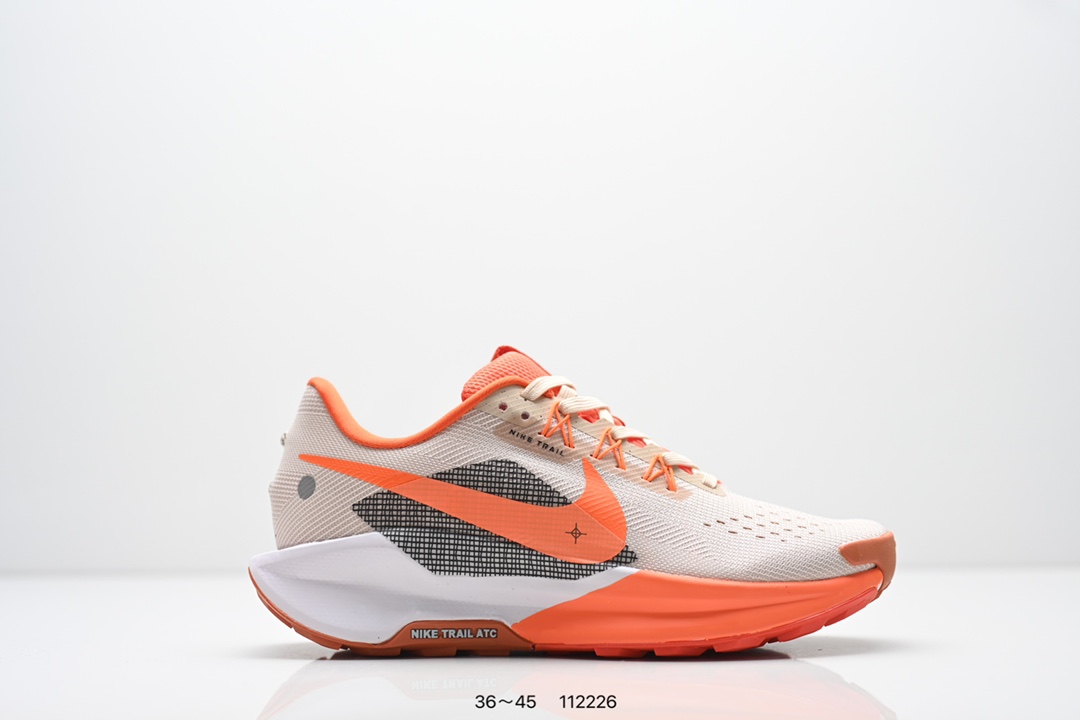 耐克(NIKE)PEGASUSTRAIL5男女士越野跑步鞋夏新款耐克飞马该鞋款搭载出众回弹的 ReactX 泡绵中底,多种地面,皆可轻松驾驭.采用别致设计.上脚潮鞋,踏上 GR 11 步道,穿越比利牛斯山脉,以海岸灯塔作为向导,从地中海一路畅跑到坎塔布里亚海.外侧饰有红白彩绘条纹图案,灵感源于越野途中路标的颜色.Nike ReactX 泡绵轻盈耐穿,令双足贴近地面,塑就柔软顺畅的非凡迈步体验.鞋头高磨损区域融入橡胶和紧密织物.鞋面采用织物搭配开孔设计,塑就出色透气性.外底精简橡胶用量,可实现公路到小径的顺畅过渡;同时保留了全掌型 ReactX 中底设计.改良抓地底纹结合橡胶材质,提供可驾驭崎岖小径的出众抓地力,同时令你在公路上顺畅迈步.Flywire 技术,有助稳固中足. 货号:DV3865 尺码:看图所示 编码:112226