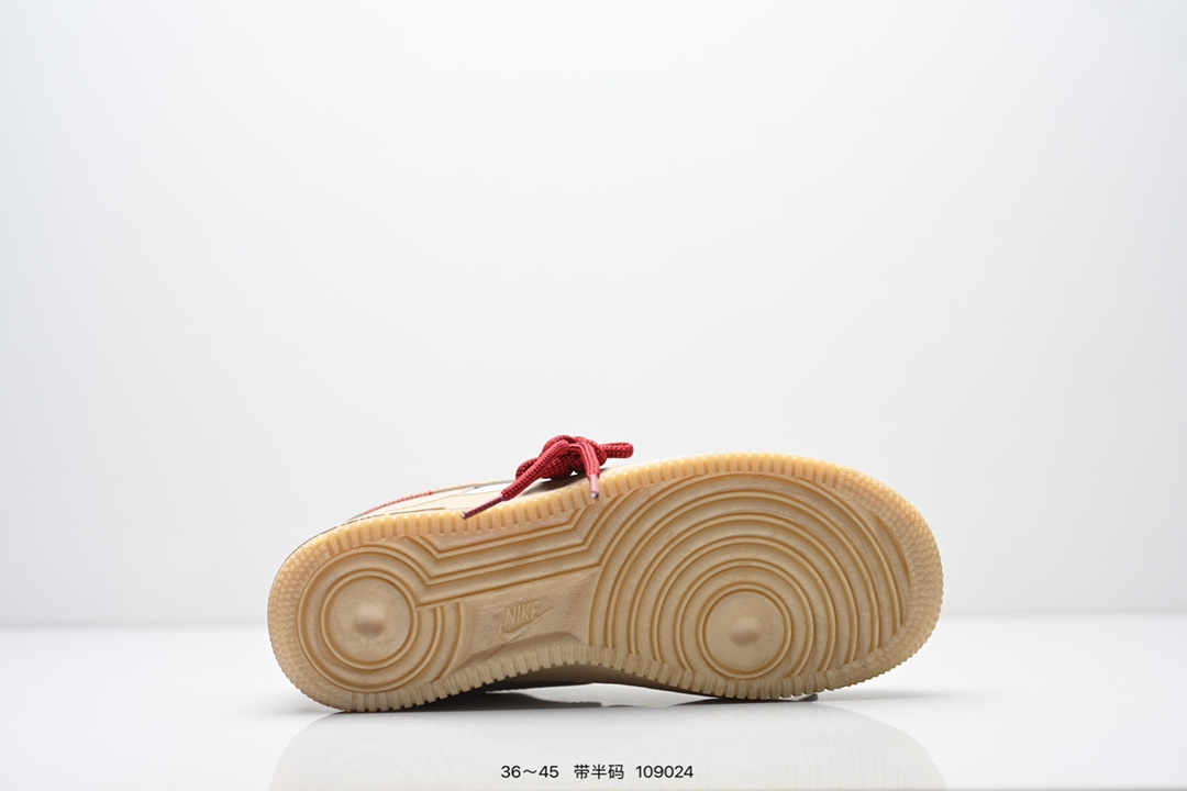  💰220
耐克Nike Air Force 1 Low  空军一号 低帮百搭休闲运动板鞋  柔软、弹性十足的缓震性能和出色的中底设计，横跨复古与现代的外型结合，造就出风靡全球三十多年的Force 1 直到今天还深受青睐
尺码：36-45半
货号：HV5979
编码：109024