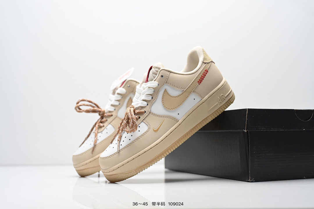  💰220
耐克Nike Air Force 1 Low  空军一号 低帮百搭休闲运动板鞋  柔软、弹性十足的缓震性能和出色的中底设计，横跨复古与现代的外型结合，造就出风靡全球三十多年的Force 1 直到今天还深受青睐
尺码：36-45半
货号：HV5979
编码：109024