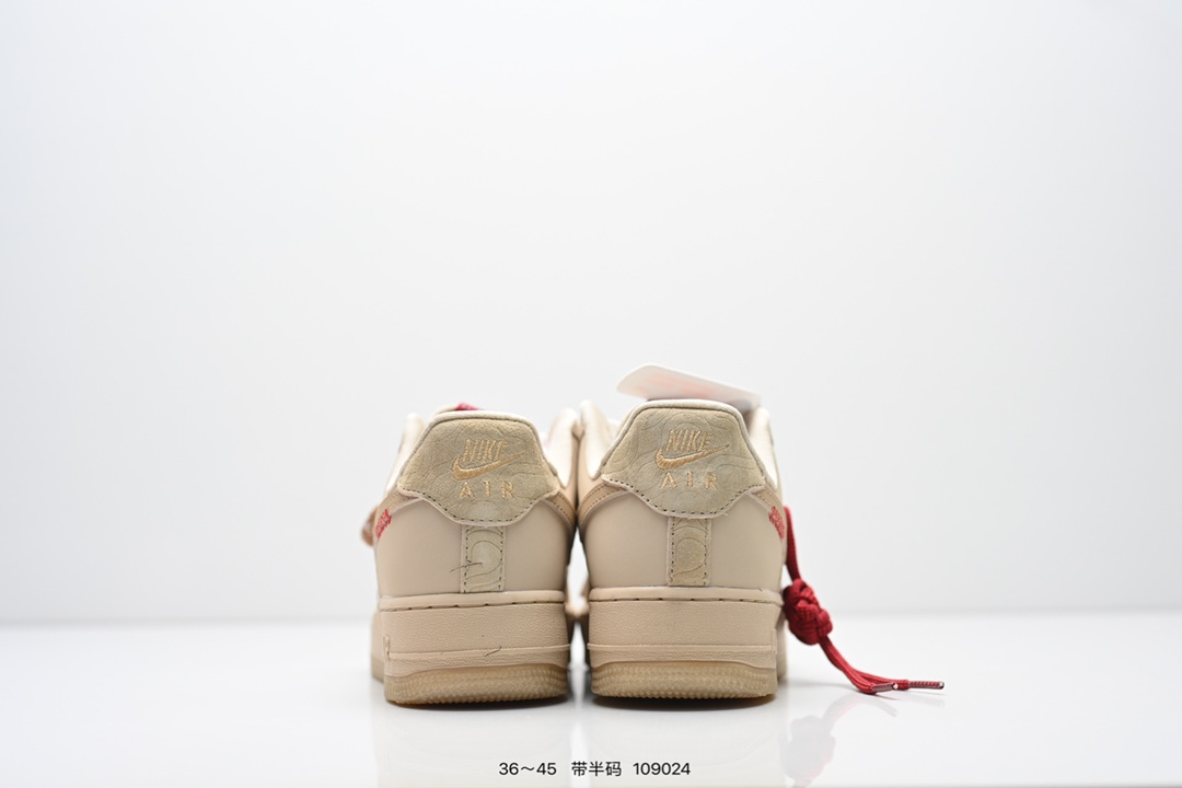  💰220
耐克Nike Air Force 1 Low  空军一号 低帮百搭休闲运动板鞋  柔软、弹性十足的缓震性能和出色的中底设计，横跨复古与现代的外型结合，造就出风靡全球三十多年的Force 1 直到今天还深受青睐
尺码：36-45半
货号：HV5979
编码：109024