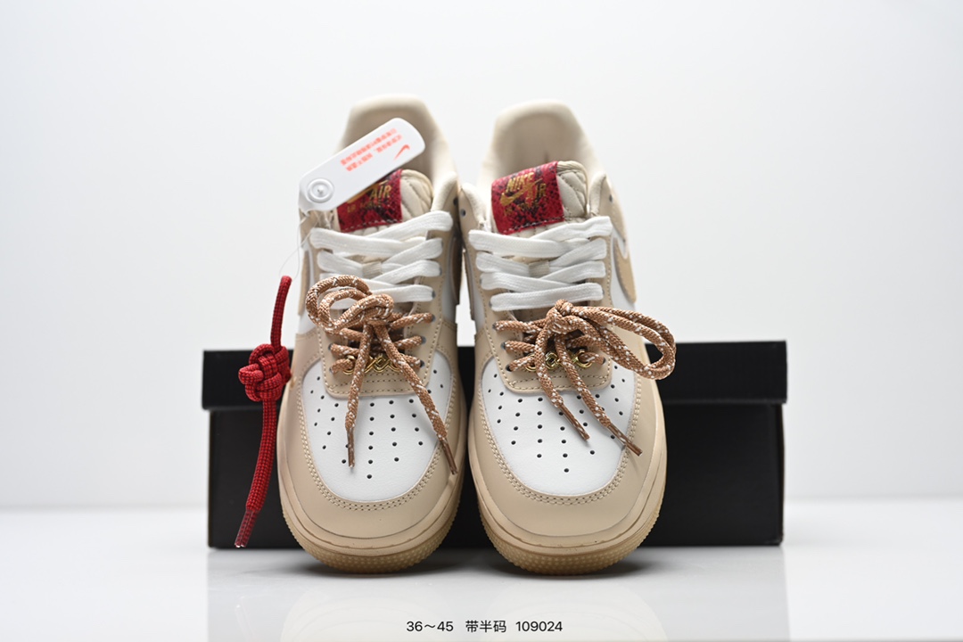  💰220
耐克Nike Air Force 1 Low  空军一号 低帮百搭休闲运动板鞋  柔软、弹性十足的缓震性能和出色的中底设计，横跨复古与现代的外型结合，造就出风靡全球三十多年的Force 1 直到今天还深受青睐
尺码：36-45半
货号：HV5979
编码：109024