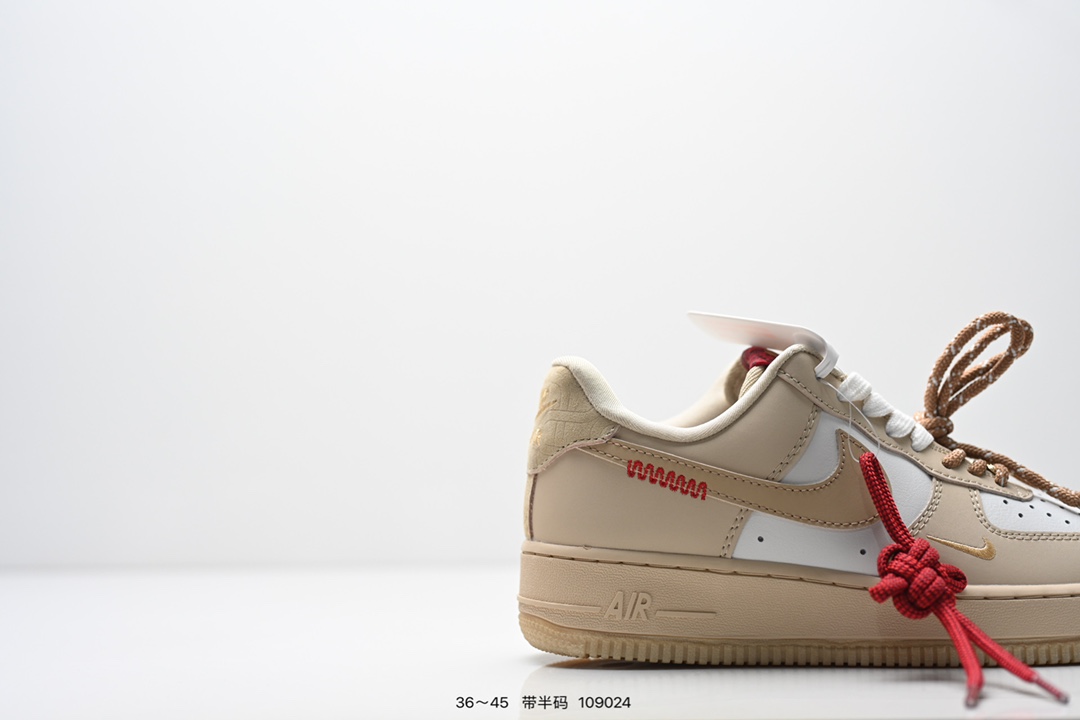  💰220
耐克Nike Air Force 1 Low  空军一号 低帮百搭休闲运动板鞋  柔软、弹性十足的缓震性能和出色的中底设计，横跨复古与现代的外型结合，造就出风靡全球三十多年的Force 1 直到今天还深受青睐
尺码：36-45半
货号：HV5979
编码：109024