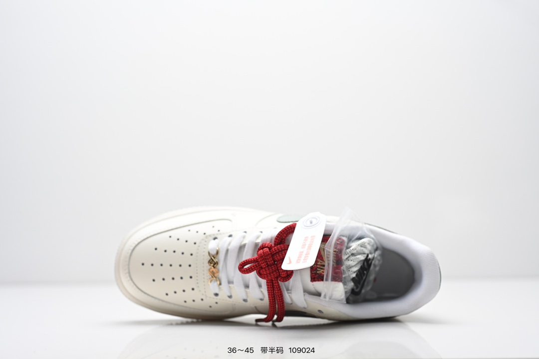  💰220
耐克Nike Air Force 1 Low  空军一号 低帮百搭休闲运动板鞋  柔软、弹性十足的缓震性能和出色的中底设计，横跨复古与现代的外型结合，造就出风靡全球三十多年的Force 1 直到今天还深受青睐
尺码：36-45半
货号：HV5979
编码：109024