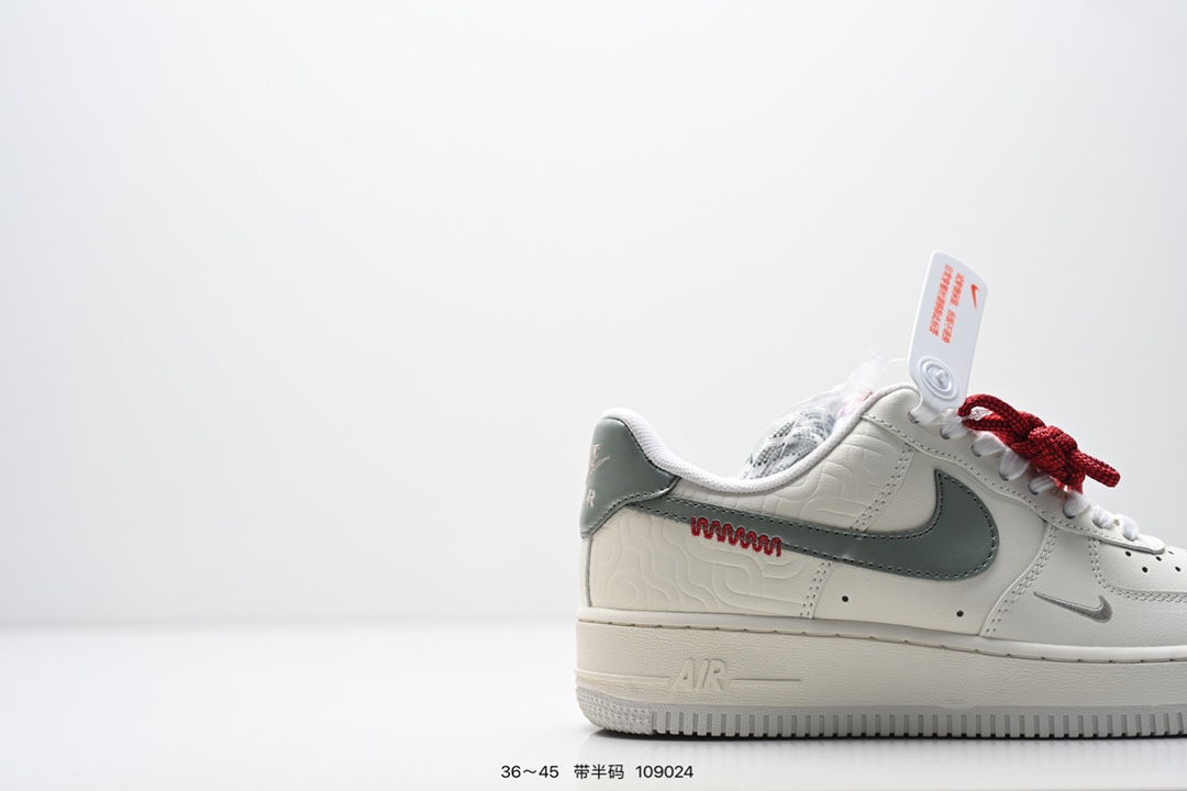  💰220
耐克Nike Air Force 1 Low  空军一号 低帮百搭休闲运动板鞋  柔软、弹性十足的缓震性能和出色的中底设计，横跨复古与现代的外型结合，造就出风靡全球三十多年的Force 1 直到今天还深受青睐
尺码：36-45半
货号：HV5979
编码：109024