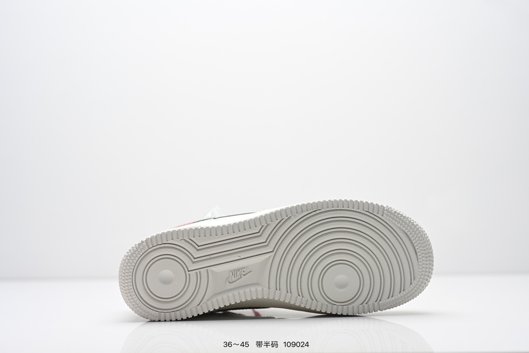  💰220
耐克Nike Air Force 1 Low  空军一号 低帮百搭休闲运动板鞋  柔软、弹性十足的缓震性能和出色的中底设计，横跨复古与现代的外型结合，造就出风靡全球三十多年的Force 1 直到今天还深受青睐
尺码：36-45半
货号：HV5979
编码：109024