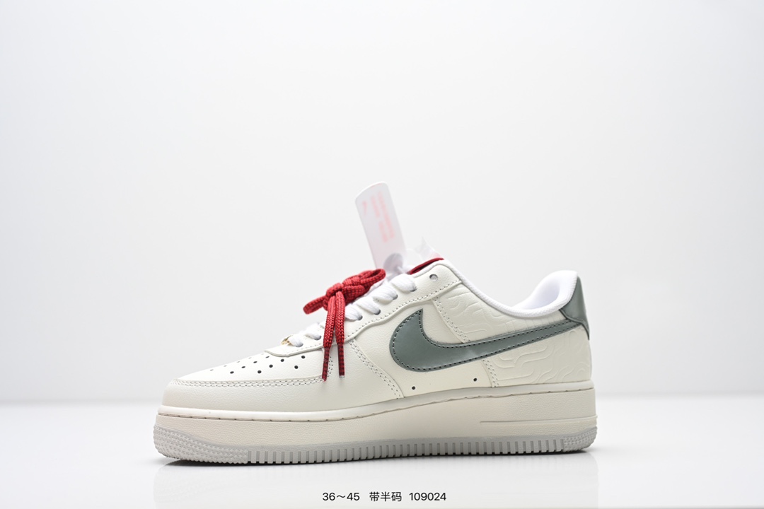  💰220
耐克Nike Air Force 1 Low  空军一号 低帮百搭休闲运动板鞋  柔软、弹性十足的缓震性能和出色的中底设计，横跨复古与现代的外型结合，造就出风靡全球三十多年的Force 1 直到今天还深受青睐
尺码：36-45半
货号：HV5979
编码：109024