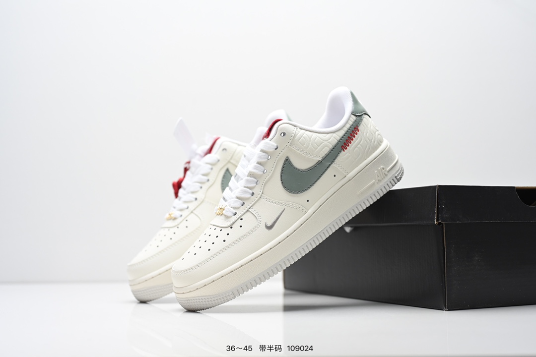  💰220
耐克Nike Air Force 1 Low  空军一号 低帮百搭休闲运动板鞋  柔软、弹性十足的缓震性能和出色的中底设计，横跨复古与现代的外型结合，造就出风靡全球三十多年的Force 1 直到今天还深受青睐
尺码：36-45半
货号：HV5979
编码：109024