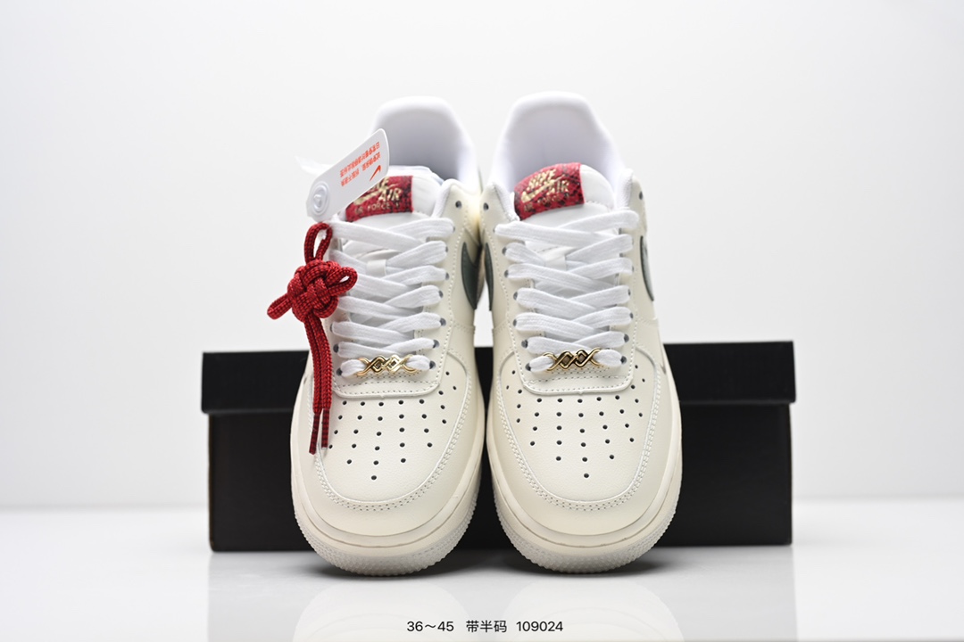  💰220
耐克Nike Air Force 1 Low  空军一号 低帮百搭休闲运动板鞋  柔软、弹性十足的缓震性能和出色的中底设计，横跨复古与现代的外型结合，造就出风靡全球三十多年的Force 1 直到今天还深受青睐
尺码：36-45半
货号：HV5979
编码：109024