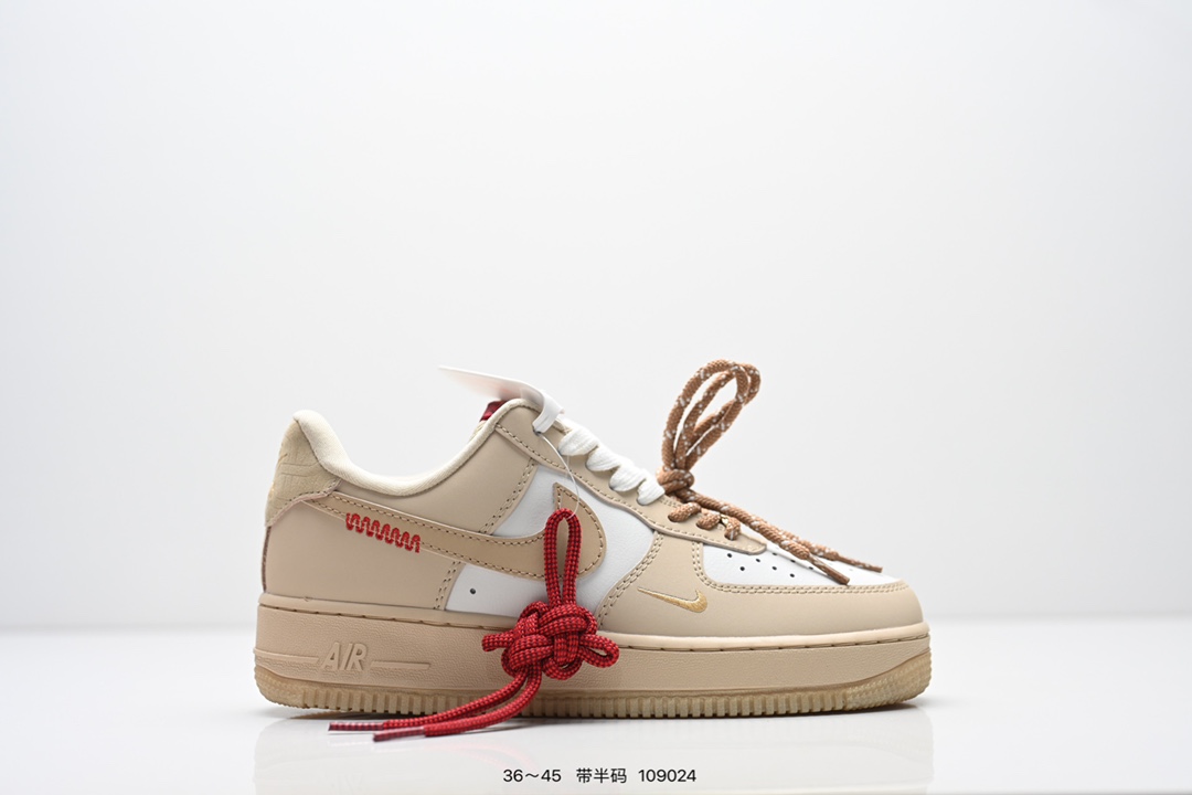  集合💰220
耐克Nike Air Force 1 Low  空军一号 低帮百搭休闲运动板鞋  柔软、弹性十足的缓震性能和出色的中底设计，横跨复古与现代的外型结合，造就出风靡全球三十多年的Force 1 直到今天还深受青睐
尺码：36-45半
货号：HV5979
编码：109024