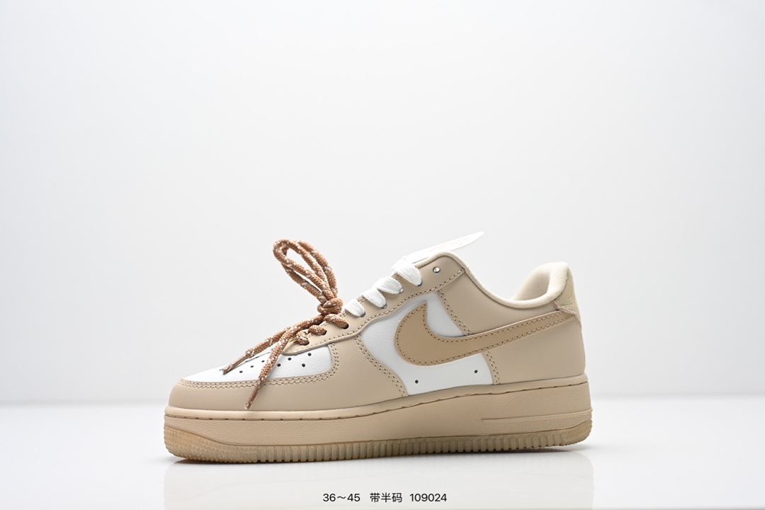  集合💰220
耐克Nike Air Force 1 Low  空军一号 低帮百搭休闲运动板鞋  柔软、弹性十足的缓震性能和出色的中底设计，横跨复古与现代的外型结合，造就出风靡全球三十多年的Force 1 直到今天还深受青睐
尺码：36-45半
货号：HV5979
编码：109024