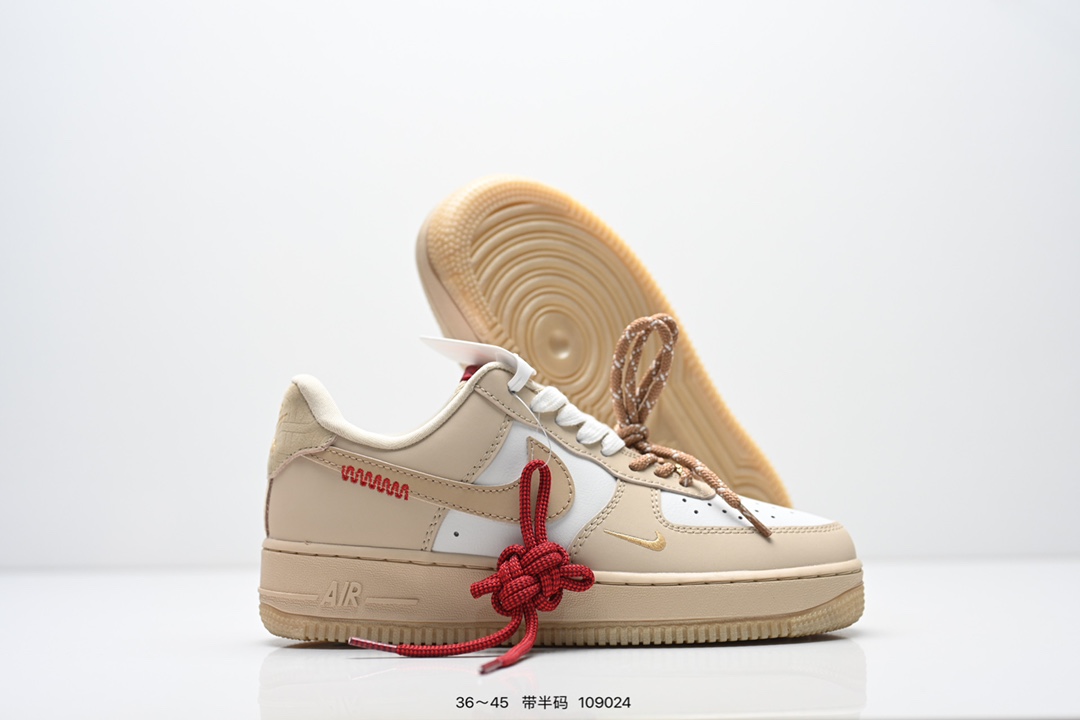  集合💰220
耐克Nike Air Force 1 Low  空军一号 低帮百搭休闲运动板鞋  柔软、弹性十足的缓震性能和出色的中底设计，横跨复古与现代的外型结合，造就出风靡全球三十多年的Force 1 直到今天还深受青睐
尺码：36-45半
货号：HV5979
编码：109024