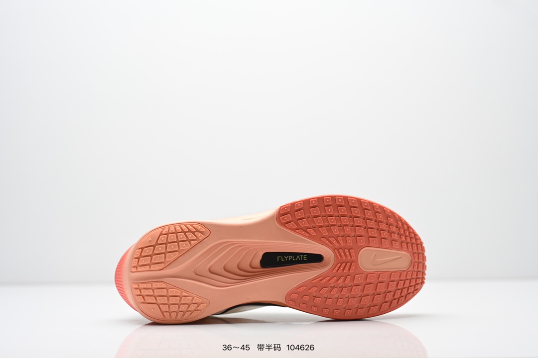  💰230
NIKE耐克Zoom Fly 6 马拉松碳板米黑跑步鞋男女同款运动鞋FN8455-001春新款ZOOM FLY 6 PRM缓震轻便跑步鞋。这款鞋在继承了 Nike Zoom Fly 5 的基础上，承诺为跑者带来更上一层楼的体验。它还继承了 Nike Vaporfly 3 和全新 Nike Alphafly 3 的设计风格，展现出更为简约和轻盈的外形。尤其是鞋跟部分，进行了重大改造，不仅提升支撑性，也增加了美观度。在 ZoomX 泡棉成功的基础上，Zoom Fly 6 引入更进一步的缓冲系统，为软硬适中和快速响应之间提供更好的平衡，满足长距离跑和短跑的需求。随着鞋跟和整体结构的可能改进，Zoom Fly 6 为跑者提供更好的稳定性和舒适度，这对于需要适应各种地形和跑步条件的跑者来说尤为重要。对于鞋面的改良，使用新的材料或构造技术，以实现更好的贴合和透气性，这将进一步提升鞋子的舒适度和性能。

货号：FN8454
尺码：36-45含半码
编码：104626