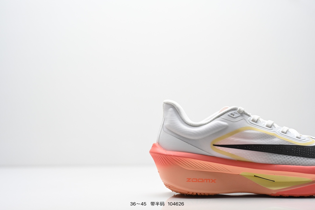  💰230
NIKE耐克Zoom Fly 6 马拉松碳板米黑跑步鞋男女同款运动鞋FN8455-001春新款ZOOM FLY 6 PRM缓震轻便跑步鞋。这款鞋在继承了 Nike Zoom Fly 5 的基础上，承诺为跑者带来更上一层楼的体验。它还继承了 Nike Vaporfly 3 和全新 Nike Alphafly 3 的设计风格，展现出更为简约和轻盈的外形。尤其是鞋跟部分，进行了重大改造，不仅提升支撑性，也增加了美观度。在 ZoomX 泡棉成功的基础上，Zoom Fly 6 引入更进一步的缓冲系统，为软硬适中和快速响应之间提供更好的平衡，满足长距离跑和短跑的需求。随着鞋跟和整体结构的可能改进，Zoom Fly 6 为跑者提供更好的稳定性和舒适度，这对于需要适应各种地形和跑步条件的跑者来说尤为重要。对于鞋面的改良，使用新的材料或构造技术，以实现更好的贴合和透气性，这将进一步提升鞋子的舒适度和性能。

货号：FN8454
尺码：36-45含半码
编码：104626