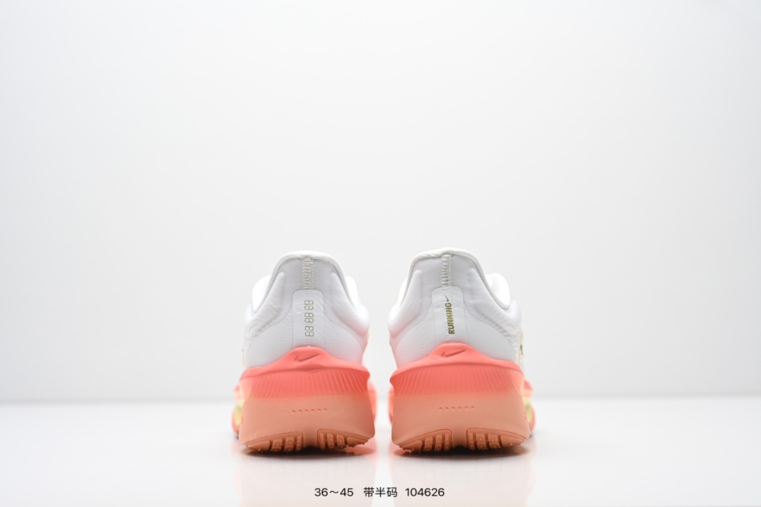  💰230
NIKE耐克Zoom Fly 6 马拉松碳板米黑跑步鞋男女同款运动鞋FN8455-001春新款ZOOM FLY 6 PRM缓震轻便跑步鞋。这款鞋在继承了 Nike Zoom Fly 5 的基础上，承诺为跑者带来更上一层楼的体验。它还继承了 Nike Vaporfly 3 和全新 Nike Alphafly 3 的设计风格，展现出更为简约和轻盈的外形。尤其是鞋跟部分，进行了重大改造，不仅提升支撑性，也增加了美观度。在 ZoomX 泡棉成功的基础上，Zoom Fly 6 引入更进一步的缓冲系统，为软硬适中和快速响应之间提供更好的平衡，满足长距离跑和短跑的需求。随着鞋跟和整体结构的可能改进，Zoom Fly 6 为跑者提供更好的稳定性和舒适度，这对于需要适应各种地形和跑步条件的跑者来说尤为重要。对于鞋面的改良，使用新的材料或构造技术，以实现更好的贴合和透气性，这将进一步提升鞋子的舒适度和性能。

货号：FN8454
尺码：36-45含半码
编码：104626