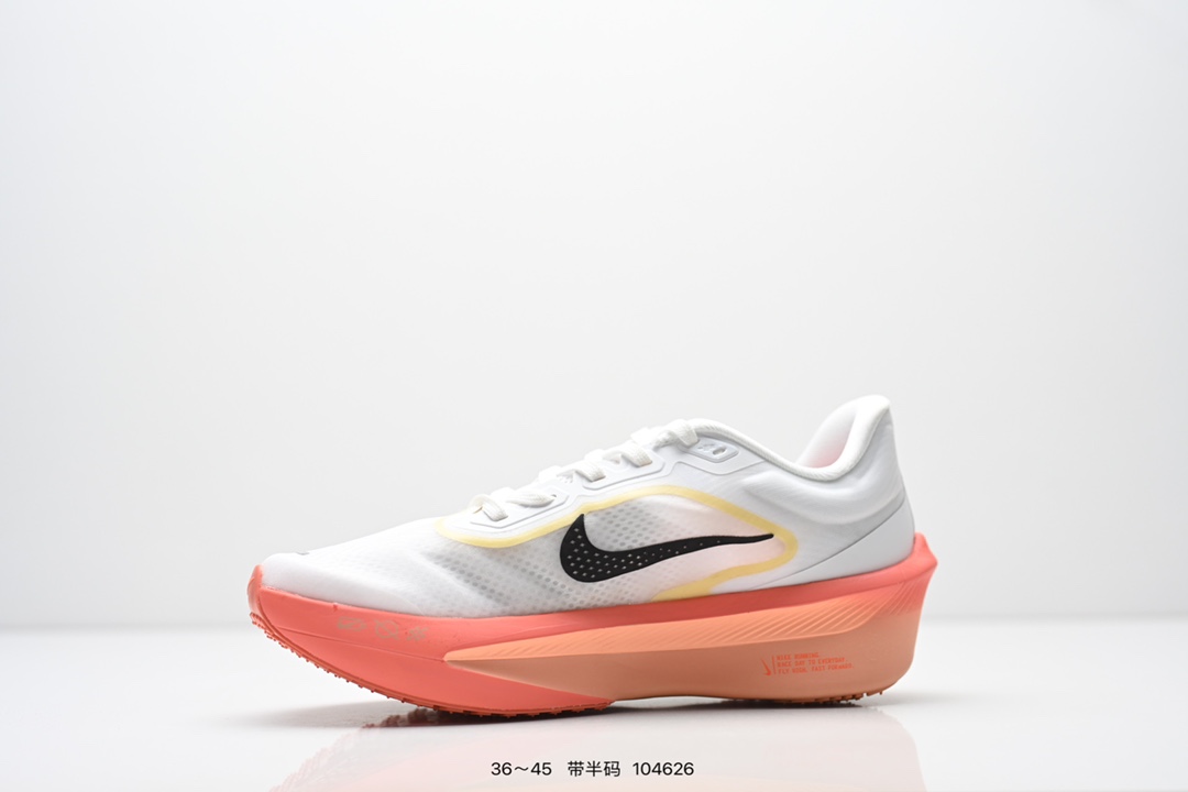  💰230
NIKE耐克Zoom Fly 6 马拉松碳板米黑跑步鞋男女同款运动鞋FN8455-001春新款ZOOM FLY 6 PRM缓震轻便跑步鞋。这款鞋在继承了 Nike Zoom Fly 5 的基础上，承诺为跑者带来更上一层楼的体验。它还继承了 Nike Vaporfly 3 和全新 Nike Alphafly 3 的设计风格，展现出更为简约和轻盈的外形。尤其是鞋跟部分，进行了重大改造，不仅提升支撑性，也增加了美观度。在 ZoomX 泡棉成功的基础上，Zoom Fly 6 引入更进一步的缓冲系统，为软硬适中和快速响应之间提供更好的平衡，满足长距离跑和短跑的需求。随着鞋跟和整体结构的可能改进，Zoom Fly 6 为跑者提供更好的稳定性和舒适度，这对于需要适应各种地形和跑步条件的跑者来说尤为重要。对于鞋面的改良，使用新的材料或构造技术，以实现更好的贴合和透气性，这将进一步提升鞋子的舒适度和性能。

货号：FN8454
尺码：36-45含半码
编码：104626