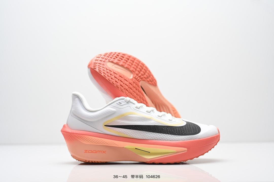  💰230
NIKE耐克Zoom Fly 6 马拉松碳板米黑跑步鞋男女同款运动鞋FN8455-001春新款ZOOM FLY 6 PRM缓震轻便跑步鞋。这款鞋在继承了 Nike Zoom Fly 5 的基础上，承诺为跑者带来更上一层楼的体验。它还继承了 Nike Vaporfly 3 和全新 Nike Alphafly 3 的设计风格，展现出更为简约和轻盈的外形。尤其是鞋跟部分，进行了重大改造，不仅提升支撑性，也增加了美观度。在 ZoomX 泡棉成功的基础上，Zoom Fly 6 引入更进一步的缓冲系统，为软硬适中和快速响应之间提供更好的平衡，满足长距离跑和短跑的需求。随着鞋跟和整体结构的可能改进，Zoom Fly 6 为跑者提供更好的稳定性和舒适度，这对于需要适应各种地形和跑步条件的跑者来说尤为重要。对于鞋面的改良，使用新的材料或构造技术，以实现更好的贴合和透气性，这将进一步提升鞋子的舒适度和性能。

货号：FN8454
尺码：36-45含半码
编码：104626