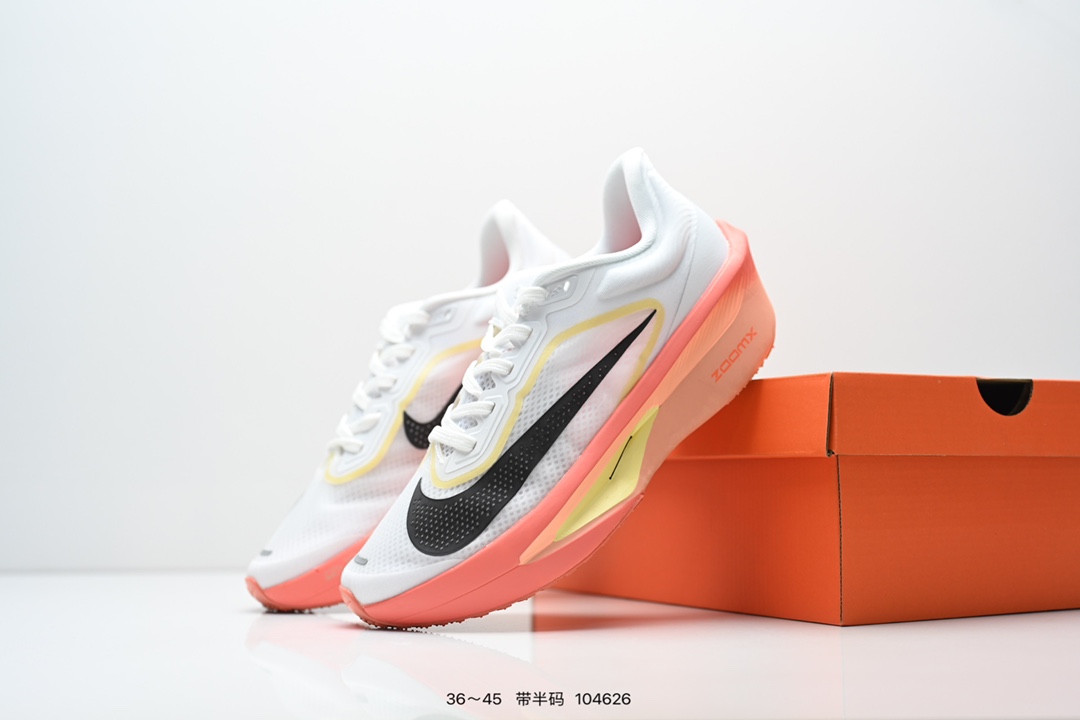  💰230
NIKE耐克Zoom Fly 6 马拉松碳板米黑跑步鞋男女同款运动鞋FN8455-001春新款ZOOM FLY 6 PRM缓震轻便跑步鞋。这款鞋在继承了 Nike Zoom Fly 5 的基础上，承诺为跑者带来更上一层楼的体验。它还继承了 Nike Vaporfly 3 和全新 Nike Alphafly 3 的设计风格，展现出更为简约和轻盈的外形。尤其是鞋跟部分，进行了重大改造，不仅提升支撑性，也增加了美观度。在 ZoomX 泡棉成功的基础上，Zoom Fly 6 引入更进一步的缓冲系统，为软硬适中和快速响应之间提供更好的平衡，满足长距离跑和短跑的需求。随着鞋跟和整体结构的可能改进，Zoom Fly 6 为跑者提供更好的稳定性和舒适度，这对于需要适应各种地形和跑步条件的跑者来说尤为重要。对于鞋面的改良，使用新的材料或构造技术，以实现更好的贴合和透气性，这将进一步提升鞋子的舒适度和性能。

货号：FN8454
尺码：36-45含半码
编码：104626