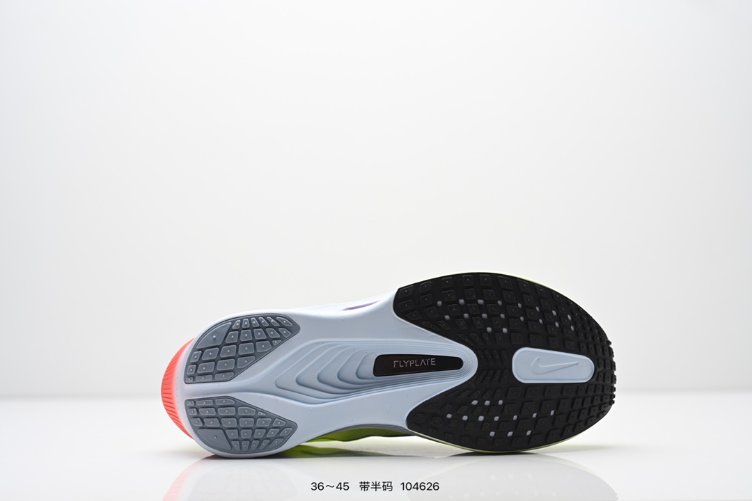  💰230
NIKE耐克Zoom Fly 6 马拉松碳板米黑跑步鞋男女同款运动鞋FN8455-001春新款ZOOM FLY 6 PRM缓震轻便跑步鞋。这款鞋在继承了 Nike Zoom Fly 5 的基础上，承诺为跑者带来更上一层楼的体验。它还继承了 Nike Vaporfly 3 和全新 Nike Alphafly 3 的设计风格，展现出更为简约和轻盈的外形。尤其是鞋跟部分，进行了重大改造，不仅提升支撑性，也增加了美观度。在 ZoomX 泡棉成功的基础上，Zoom Fly 6 引入更进一步的缓冲系统，为软硬适中和快速响应之间提供更好的平衡，满足长距离跑和短跑的需求。随着鞋跟和整体结构的可能改进，Zoom Fly 6 为跑者提供更好的稳定性和舒适度，这对于需要适应各种地形和跑步条件的跑者来说尤为重要。对于鞋面的改良，使用新的材料或构造技术，以实现更好的贴合和透气性，这将进一步提升鞋子的舒适度和性能。

货号：FN8454
尺码：36-45含半码
编码：104626