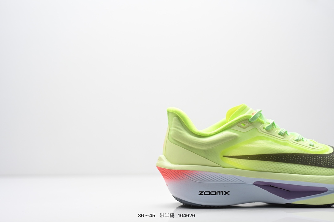  💰230
NIKE耐克Zoom Fly 6 马拉松碳板米黑跑步鞋男女同款运动鞋FN8455-001春新款ZOOM FLY 6 PRM缓震轻便跑步鞋。这款鞋在继承了 Nike Zoom Fly 5 的基础上，承诺为跑者带来更上一层楼的体验。它还继承了 Nike Vaporfly 3 和全新 Nike Alphafly 3 的设计风格，展现出更为简约和轻盈的外形。尤其是鞋跟部分，进行了重大改造，不仅提升支撑性，也增加了美观度。在 ZoomX 泡棉成功的基础上，Zoom Fly 6 引入更进一步的缓冲系统，为软硬适中和快速响应之间提供更好的平衡，满足长距离跑和短跑的需求。随着鞋跟和整体结构的可能改进，Zoom Fly 6 为跑者提供更好的稳定性和舒适度，这对于需要适应各种地形和跑步条件的跑者来说尤为重要。对于鞋面的改良，使用新的材料或构造技术，以实现更好的贴合和透气性，这将进一步提升鞋子的舒适度和性能。

货号：FN8454
尺码：36-45含半码
编码：104626