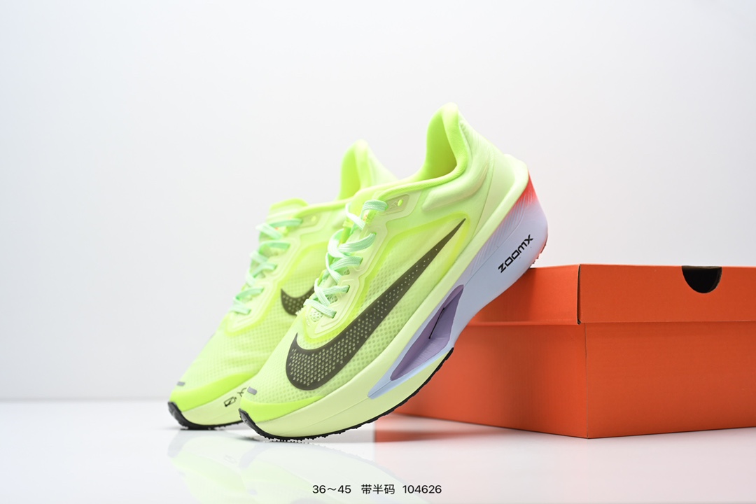  💰230
NIKE耐克Zoom Fly 6 马拉松碳板米黑跑步鞋男女同款运动鞋FN8455-001春新款ZOOM FLY 6 PRM缓震轻便跑步鞋。这款鞋在继承了 Nike Zoom Fly 5 的基础上，承诺为跑者带来更上一层楼的体验。它还继承了 Nike Vaporfly 3 和全新 Nike Alphafly 3 的设计风格，展现出更为简约和轻盈的外形。尤其是鞋跟部分，进行了重大改造，不仅提升支撑性，也增加了美观度。在 ZoomX 泡棉成功的基础上，Zoom Fly 6 引入更进一步的缓冲系统，为软硬适中和快速响应之间提供更好的平衡，满足长距离跑和短跑的需求。随着鞋跟和整体结构的可能改进，Zoom Fly 6 为跑者提供更好的稳定性和舒适度，这对于需要适应各种地形和跑步条件的跑者来说尤为重要。对于鞋面的改良，使用新的材料或构造技术，以实现更好的贴合和透气性，这将进一步提升鞋子的舒适度和性能。

货号：FN8454
尺码：36-45含半码
编码：104626