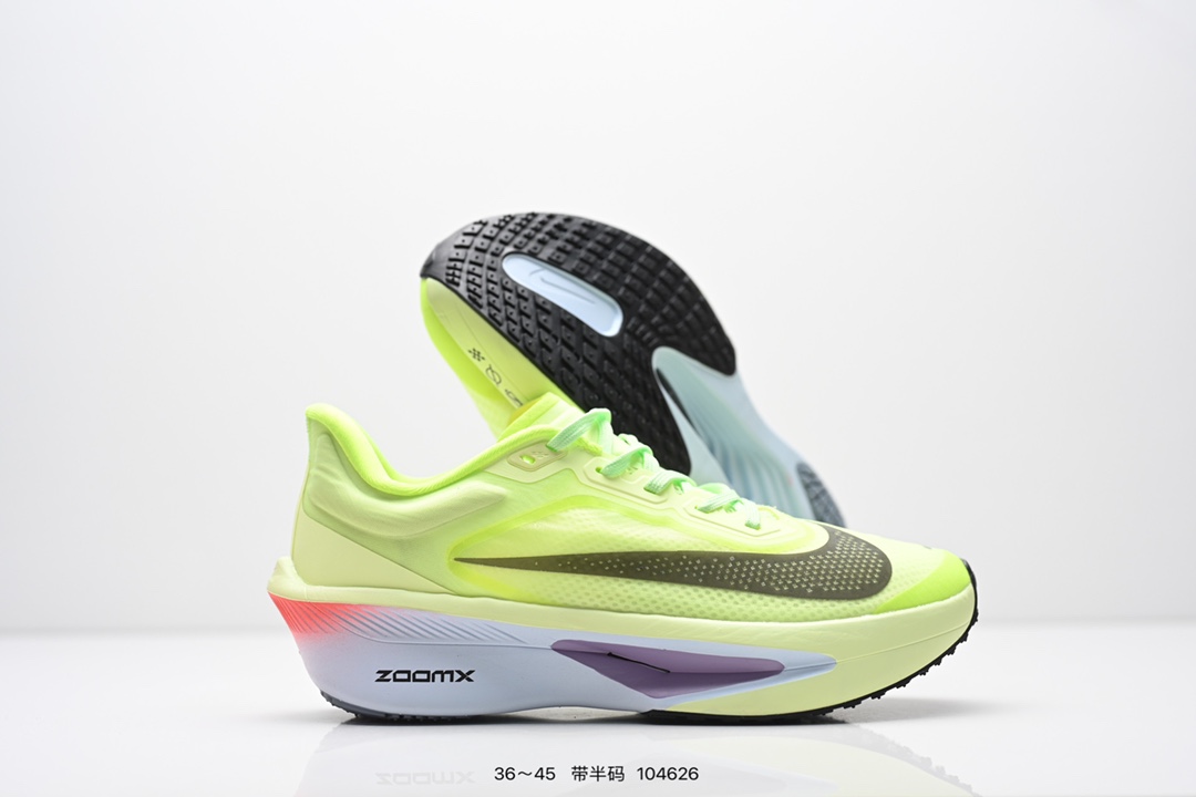  💰230
NIKE耐克Zoom Fly 6 马拉松碳板米黑跑步鞋男女同款运动鞋FN8455-001春新款ZOOM FLY 6 PRM缓震轻便跑步鞋。这款鞋在继承了 Nike Zoom Fly 5 的基础上，承诺为跑者带来更上一层楼的体验。它还继承了 Nike Vaporfly 3 和全新 Nike Alphafly 3 的设计风格，展现出更为简约和轻盈的外形。尤其是鞋跟部分，进行了重大改造，不仅提升支撑性，也增加了美观度。在 ZoomX 泡棉成功的基础上，Zoom Fly 6 引入更进一步的缓冲系统，为软硬适中和快速响应之间提供更好的平衡，满足长距离跑和短跑的需求。随着鞋跟和整体结构的可能改进，Zoom Fly 6 为跑者提供更好的稳定性和舒适度，这对于需要适应各种地形和跑步条件的跑者来说尤为重要。对于鞋面的改良，使用新的材料或构造技术，以实现更好的贴合和透气性，这将进一步提升鞋子的舒适度和性能。

货号：FN8454
尺码：36-45含半码
编码：104626