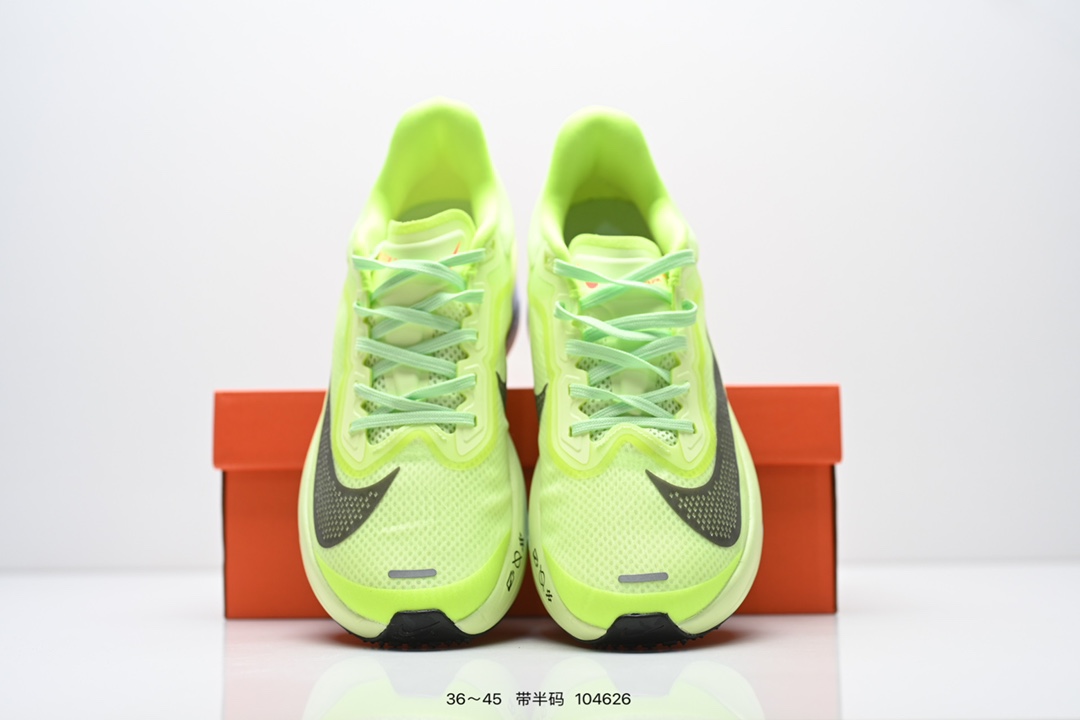  💰230
NIKE耐克Zoom Fly 6 马拉松碳板米黑跑步鞋男女同款运动鞋FN8455-001春新款ZOOM FLY 6 PRM缓震轻便跑步鞋。这款鞋在继承了 Nike Zoom Fly 5 的基础上，承诺为跑者带来更上一层楼的体验。它还继承了 Nike Vaporfly 3 和全新 Nike Alphafly 3 的设计风格，展现出更为简约和轻盈的外形。尤其是鞋跟部分，进行了重大改造，不仅提升支撑性，也增加了美观度。在 ZoomX 泡棉成功的基础上，Zoom Fly 6 引入更进一步的缓冲系统，为软硬适中和快速响应之间提供更好的平衡，满足长距离跑和短跑的需求。随着鞋跟和整体结构的可能改进，Zoom Fly 6 为跑者提供更好的稳定性和舒适度，这对于需要适应各种地形和跑步条件的跑者来说尤为重要。对于鞋面的改良，使用新的材料或构造技术，以实现更好的贴合和透气性，这将进一步提升鞋子的舒适度和性能。

货号：FN8454
尺码：36-45含半码
编码：104626