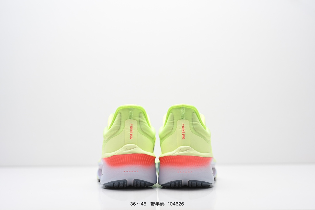  💰230
NIKE耐克Zoom Fly 6 马拉松碳板米黑跑步鞋男女同款运动鞋FN8455-001春新款ZOOM FLY 6 PRM缓震轻便跑步鞋。这款鞋在继承了 Nike Zoom Fly 5 的基础上，承诺为跑者带来更上一层楼的体验。它还继承了 Nike Vaporfly 3 和全新 Nike Alphafly 3 的设计风格，展现出更为简约和轻盈的外形。尤其是鞋跟部分，进行了重大改造，不仅提升支撑性，也增加了美观度。在 ZoomX 泡棉成功的基础上，Zoom Fly 6 引入更进一步的缓冲系统，为软硬适中和快速响应之间提供更好的平衡，满足长距离跑和短跑的需求。随着鞋跟和整体结构的可能改进，Zoom Fly 6 为跑者提供更好的稳定性和舒适度，这对于需要适应各种地形和跑步条件的跑者来说尤为重要。对于鞋面的改良，使用新的材料或构造技术，以实现更好的贴合和透气性，这将进一步提升鞋子的舒适度和性能。

货号：FN8454
尺码：36-45含半码
编码：104626