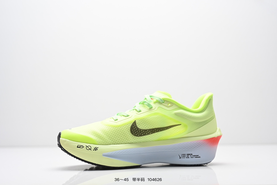  💰230
NIKE耐克Zoom Fly 6 马拉松碳板米黑跑步鞋男女同款运动鞋FN8455-001春新款ZOOM FLY 6 PRM缓震轻便跑步鞋。这款鞋在继承了 Nike Zoom Fly 5 的基础上，承诺为跑者带来更上一层楼的体验。它还继承了 Nike Vaporfly 3 和全新 Nike Alphafly 3 的设计风格，展现出更为简约和轻盈的外形。尤其是鞋跟部分，进行了重大改造，不仅提升支撑性，也增加了美观度。在 ZoomX 泡棉成功的基础上，Zoom Fly 6 引入更进一步的缓冲系统，为软硬适中和快速响应之间提供更好的平衡，满足长距离跑和短跑的需求。随着鞋跟和整体结构的可能改进，Zoom Fly 6 为跑者提供更好的稳定性和舒适度，这对于需要适应各种地形和跑步条件的跑者来说尤为重要。对于鞋面的改良，使用新的材料或构造技术，以实现更好的贴合和透气性，这将进一步提升鞋子的舒适度和性能。

货号：FN8454
尺码：36-45含半码
编码：104626