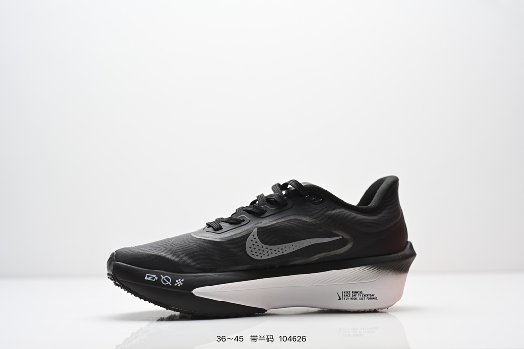  💰230
NIKE耐克Zoom Fly 6 马拉松碳板米黑跑步鞋男女同款运动鞋FN8455-001春新款ZOOM FLY 6 PRM缓震轻便跑步鞋。这款鞋在继承了 Nike Zoom Fly 5 的基础上，承诺为跑者带来更上一层楼的体验。它还继承了 Nike Vaporfly 3 和全新 Nike Alphafly 3 的设计风格，展现出更为简约和轻盈的外形。尤其是鞋跟部分，进行了重大改造，不仅提升支撑性，也增加了美观度。在 ZoomX 泡棉成功的基础上，Zoom Fly 6 引入更进一步的缓冲系统，为软硬适中和快速响应之间提供更好的平衡，满足长距离跑和短跑的需求。随着鞋跟和整体结构的可能改进，Zoom Fly 6 为跑者提供更好的稳定性和舒适度，这对于需要适应各种地形和跑步条件的跑者来说尤为重要。对于鞋面的改良，使用新的材料或构造技术，以实现更好的贴合和透气性，这将进一步提升鞋子的舒适度和性能。

货号：FN8454
尺码：36-45含半码
编码：104626