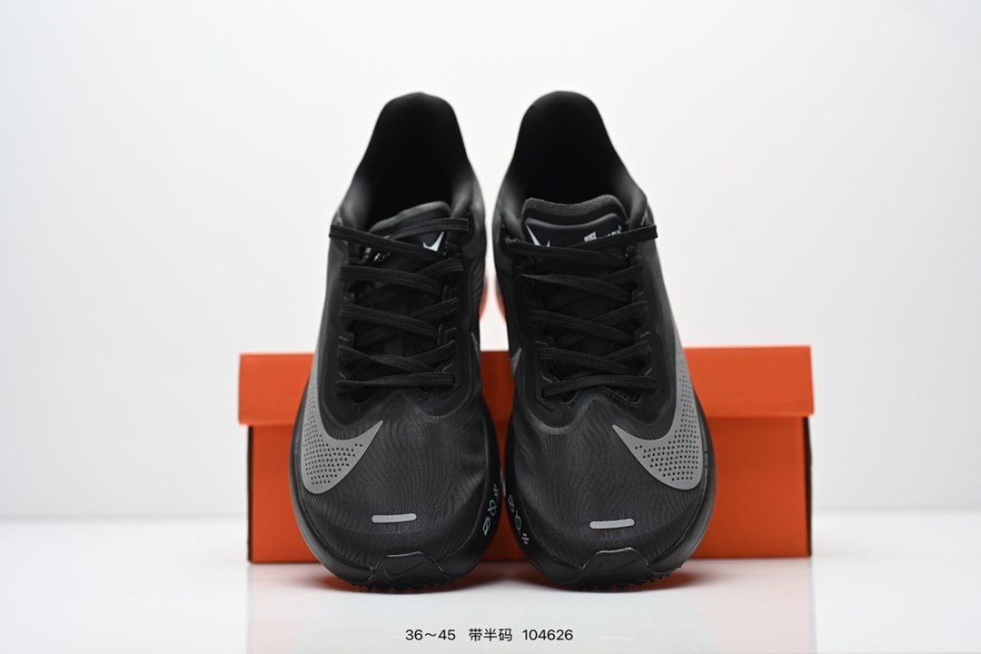  💰230
NIKE耐克Zoom Fly 6 马拉松碳板米黑跑步鞋男女同款运动鞋FN8455-001春新款ZOOM FLY 6 PRM缓震轻便跑步鞋。这款鞋在继承了 Nike Zoom Fly 5 的基础上，承诺为跑者带来更上一层楼的体验。它还继承了 Nike Vaporfly 3 和全新 Nike Alphafly 3 的设计风格，展现出更为简约和轻盈的外形。尤其是鞋跟部分，进行了重大改造，不仅提升支撑性，也增加了美观度。在 ZoomX 泡棉成功的基础上，Zoom Fly 6 引入更进一步的缓冲系统，为软硬适中和快速响应之间提供更好的平衡，满足长距离跑和短跑的需求。随着鞋跟和整体结构的可能改进，Zoom Fly 6 为跑者提供更好的稳定性和舒适度，这对于需要适应各种地形和跑步条件的跑者来说尤为重要。对于鞋面的改良，使用新的材料或构造技术，以实现更好的贴合和透气性，这将进一步提升鞋子的舒适度和性能。

货号：FN8454
尺码：36-45含半码
编码：104626