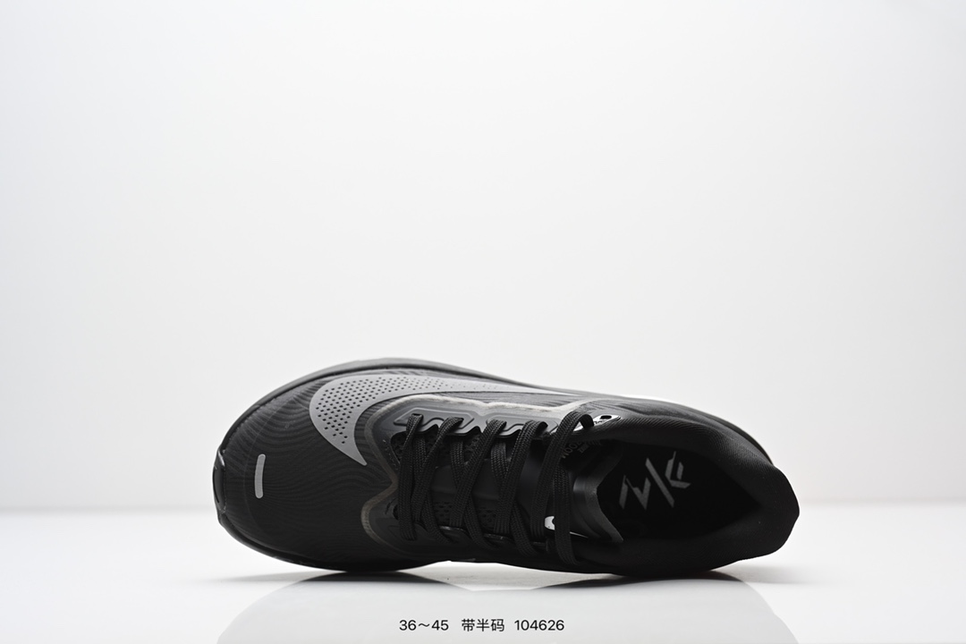  💰230
NIKE耐克Zoom Fly 6 马拉松碳板米黑跑步鞋男女同款运动鞋FN8455-001春新款ZOOM FLY 6 PRM缓震轻便跑步鞋。这款鞋在继承了 Nike Zoom Fly 5 的基础上，承诺为跑者带来更上一层楼的体验。它还继承了 Nike Vaporfly 3 和全新 Nike Alphafly 3 的设计风格，展现出更为简约和轻盈的外形。尤其是鞋跟部分，进行了重大改造，不仅提升支撑性，也增加了美观度。在 ZoomX 泡棉成功的基础上，Zoom Fly 6 引入更进一步的缓冲系统，为软硬适中和快速响应之间提供更好的平衡，满足长距离跑和短跑的需求。随着鞋跟和整体结构的可能改进，Zoom Fly 6 为跑者提供更好的稳定性和舒适度，这对于需要适应各种地形和跑步条件的跑者来说尤为重要。对于鞋面的改良，使用新的材料或构造技术，以实现更好的贴合和透气性，这将进一步提升鞋子的舒适度和性能。

货号：FN8454
尺码：36-45含半码
编码：104626